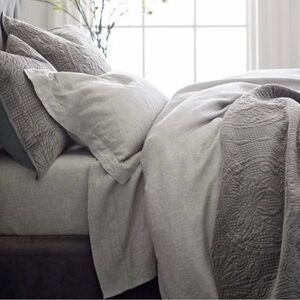 Potter Barn Velvet Medallion King Quilt & 2 King Shams